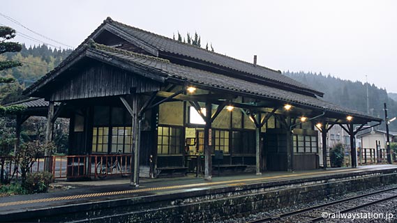 J嘉例川駅の木造駅舎、ホーム前景