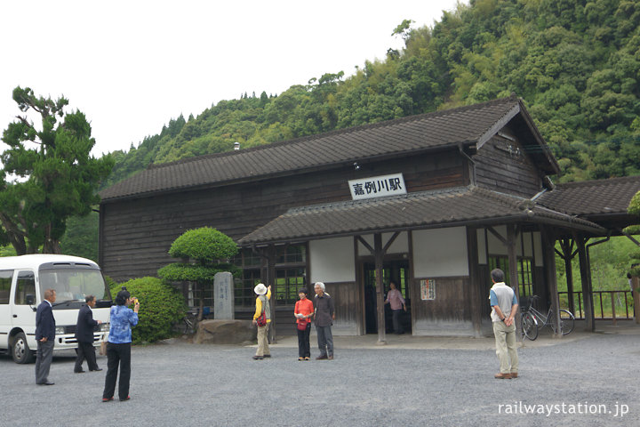 肥薩線、鹿児島県霧島市の観光名所となった嘉例川駅の木造駅舎