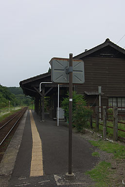 肥薩線・嘉例川駅、茶色く塗られた列車運転士用のミラー