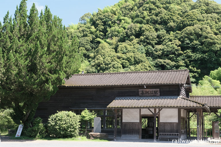 JR九州・肥薩線・嘉例川駅、明治の木造駅舎の横に成長した樹木