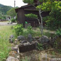 JR肥薩線・松前駅、駅構内の枯池とプラットホーム