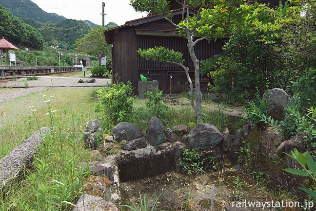 JR肥薩線・松前駅、駅構内の枯池とプラットホーム