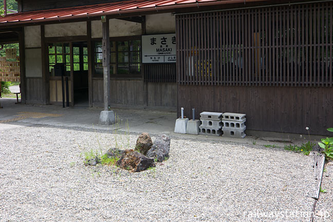 JR九州・肥薩線・真幸駅、白い石が敷き詰められた石庭跡と木造駅舎