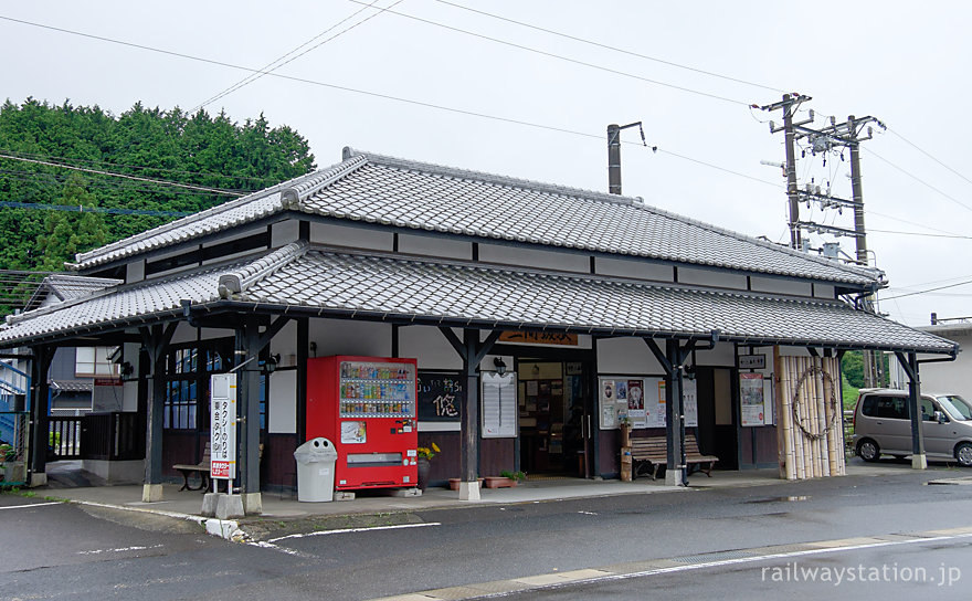 JR九州・佐世保線・三間坂駅、改修された木造駅舎が残る