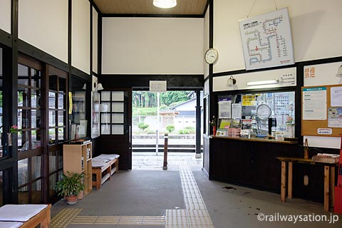JR佐世保線・三間坂駅、切符売場と改札口