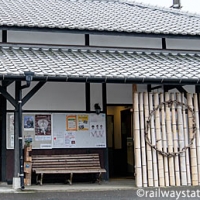 JR三間坂駅の木造駅舎、きれいにリニューアルされている