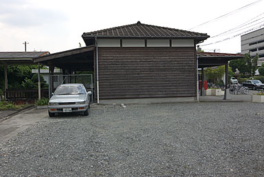 JR九州・久大本線・南久留米駅、駅舎が削られた部分