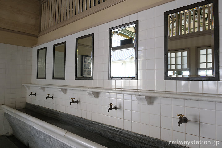 門司港駅、帰り水の背後に移築保存された往時の洗面所