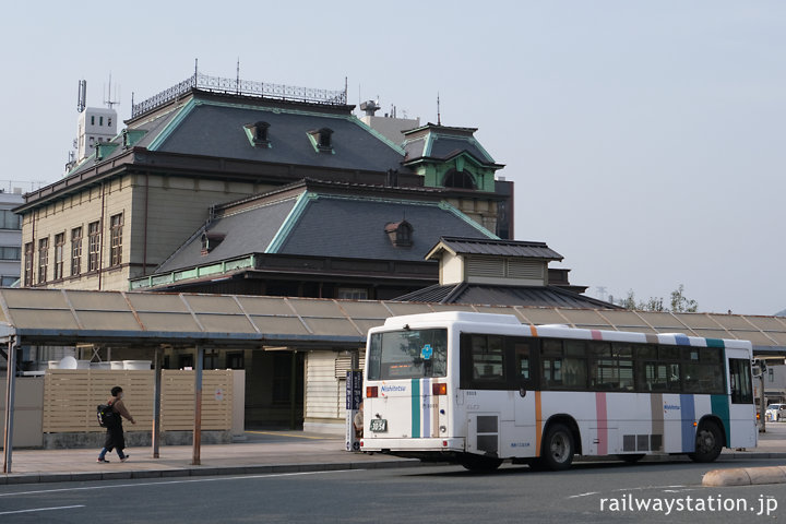 門司港駅、駅舎横のバスロータリー