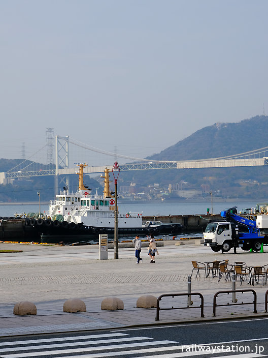 門司港駅前から眺めた関門海峡、大橋で本州と繋がる