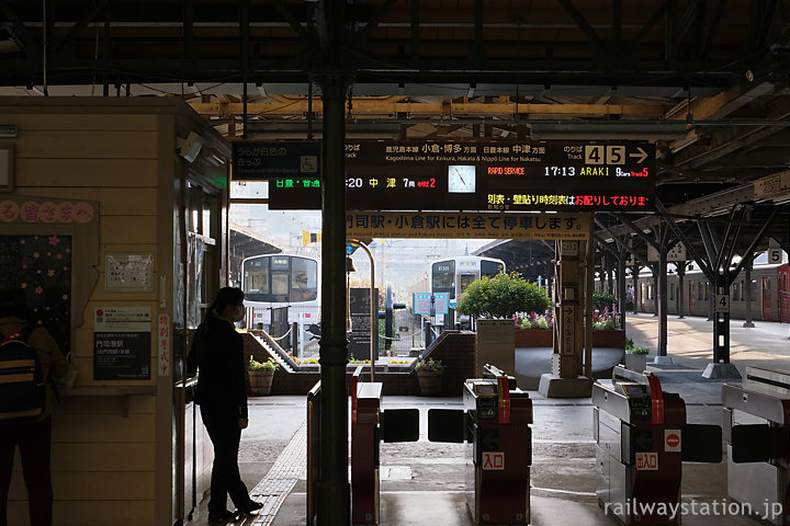 JR九州・門司港駅ホームと改札口。