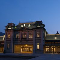 夜になりライトアップされる門司港駅駅舎