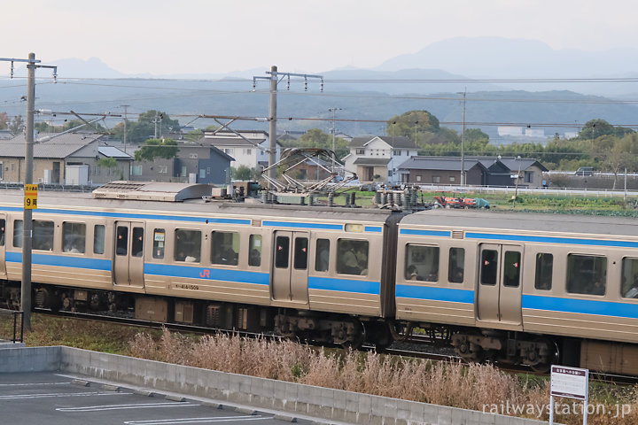 福岡のトレインビューホテル・AZ福岡築上店から見た415系電車