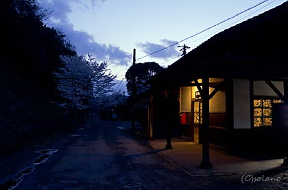 JR九州・肥薩線、秘境駅ムード溢れる夜の大畑駅