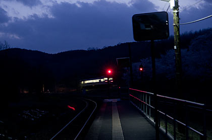 肥薩線、スイッチバックを下り大畑駅にやってきた人吉行き最終