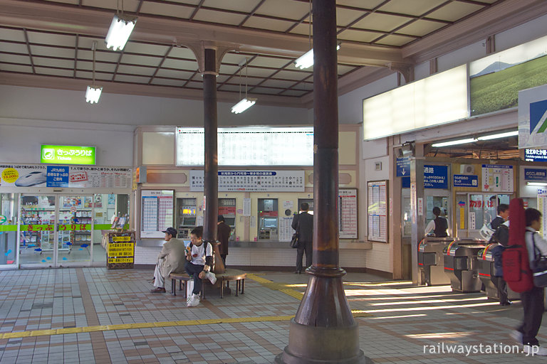 JR九州・折尾駅旧駅舎、改札口の2本の柱