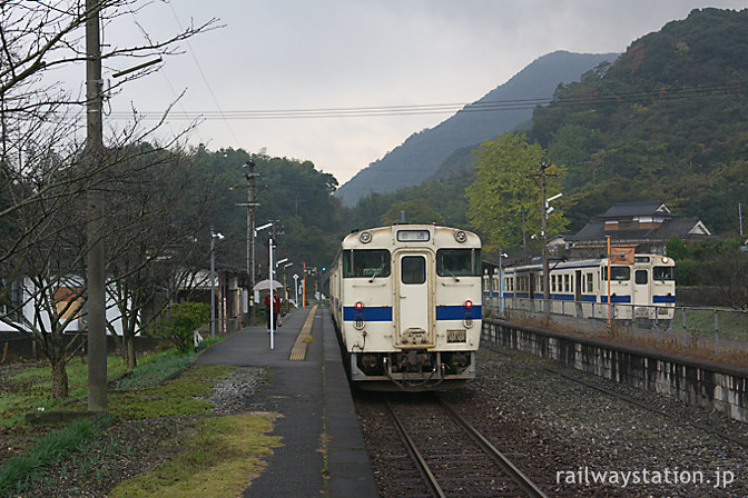 日田彦山線・採銅所駅ですれ違うJR九州147形気動車