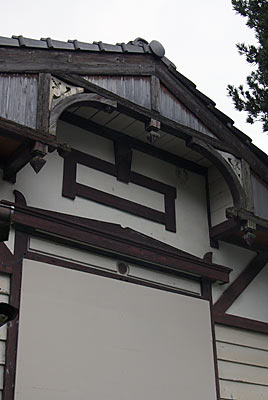 日田彦山線・採銅所駅の木造駅舎、ペディメントの装飾
