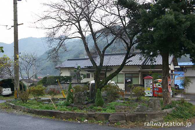 日田彦山線・採銅所駅、緑豊かな駅ロータリーは…