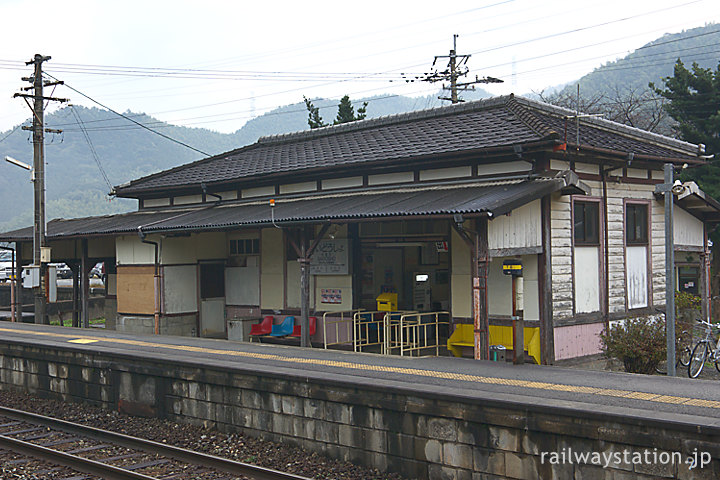 JR九州・日田彦山線・採銅所駅、1番ホームと木造駅舎