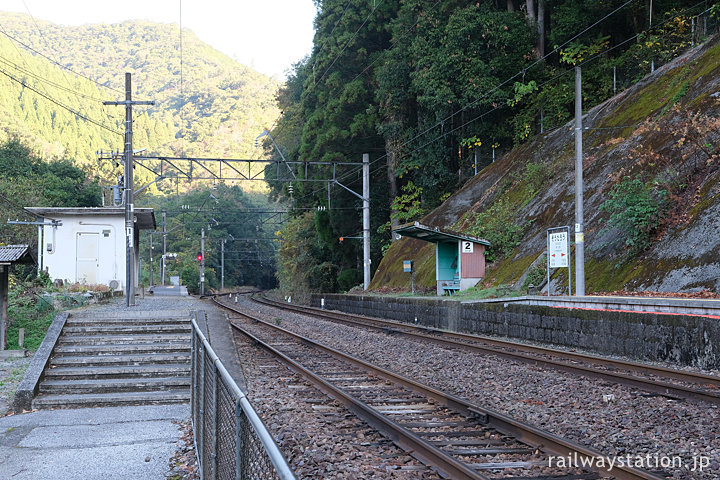 大分県、日豊本線の秘境駅・宗太郎駅のプラットホーム