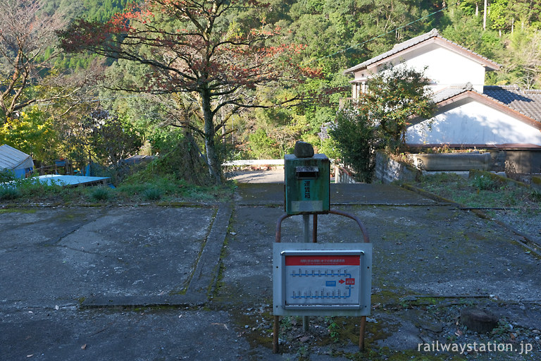 日豊本線・宗太郎駅、旧駅舎跡地に改札ラッチが残る出入口