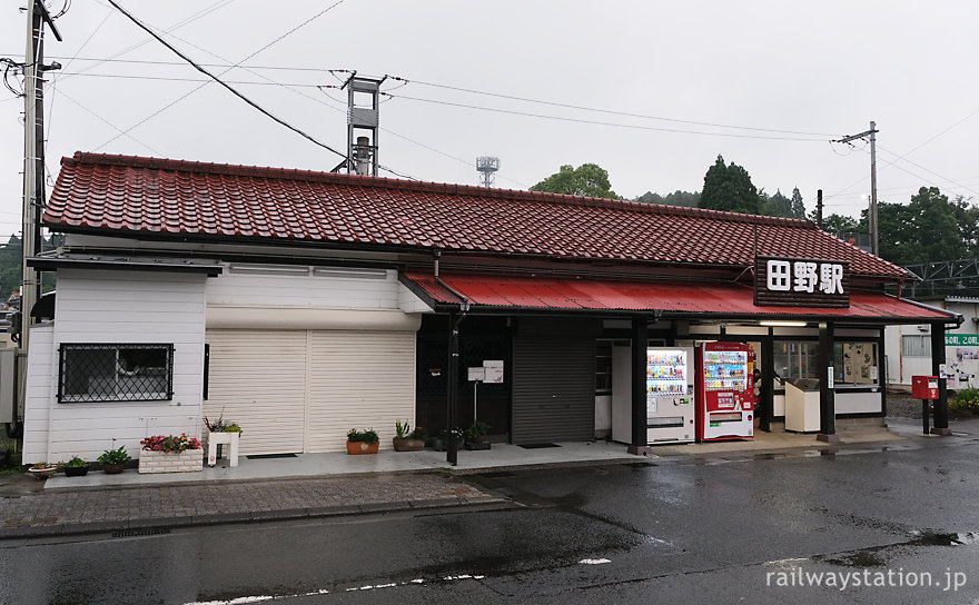 JR九州日豊本線・田野駅、かつて菓子屋が入居していた木造駅舎
