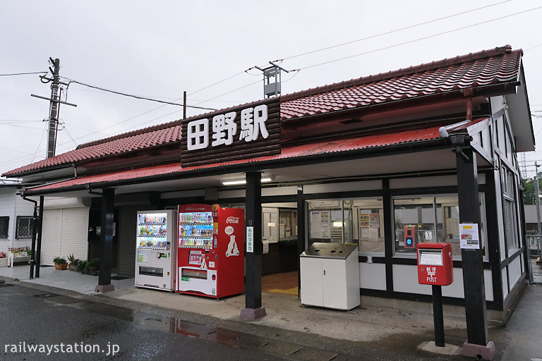 日豊本線・田野駅、改修されているが開業の大正築の木造駅舎