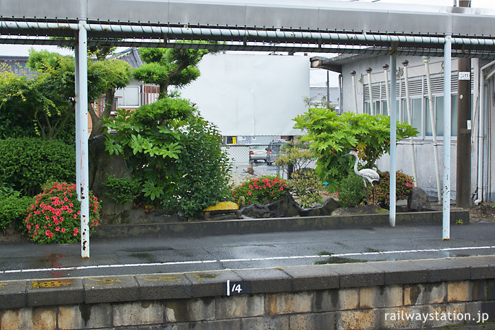 JR日豊本線・築城駅、駅舎横の枯池