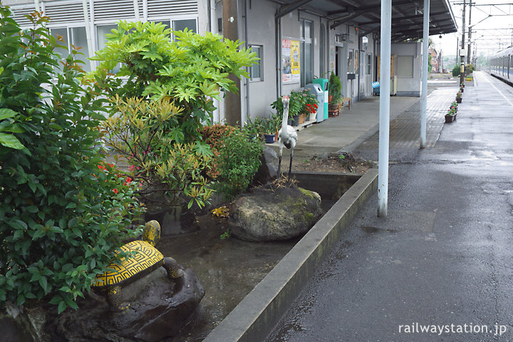 JR九州日豊本線・築城駅、駅舎側1番ホーム上の枯池