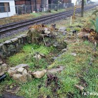 山本駅、2・3番線端、唐津線と筑肥線のレールに挟まれた枯池跡