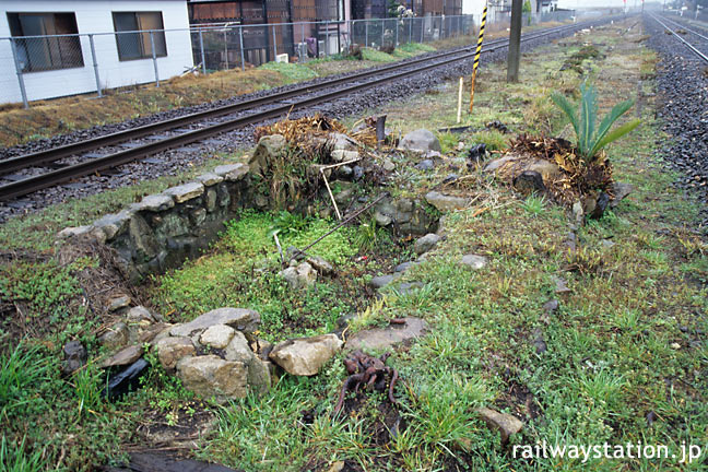 山本駅、2・3番線端、唐津線と筑肥線のレールに挟まれた枯池跡