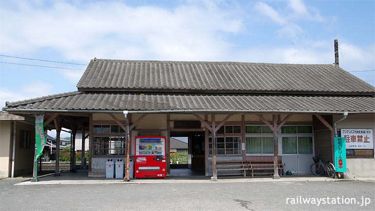 JR九州、唐津線と筑肥線の分岐駅、堂々とした木造駅舎が残る山本駅