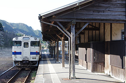 JR九州・肥薩線・矢岳駅に入線した列車