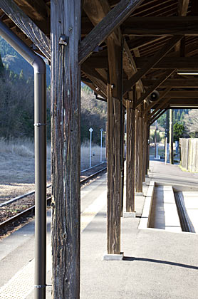 肥薩線・矢岳駅の木造駅舎、使い古され年月を感じる柱