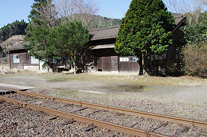 肥薩線・矢岳駅、駅構内片隅の詰所跡