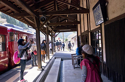 肥薩線、いさぶろ・しんぺい号が入線し賑わう矢岳駅