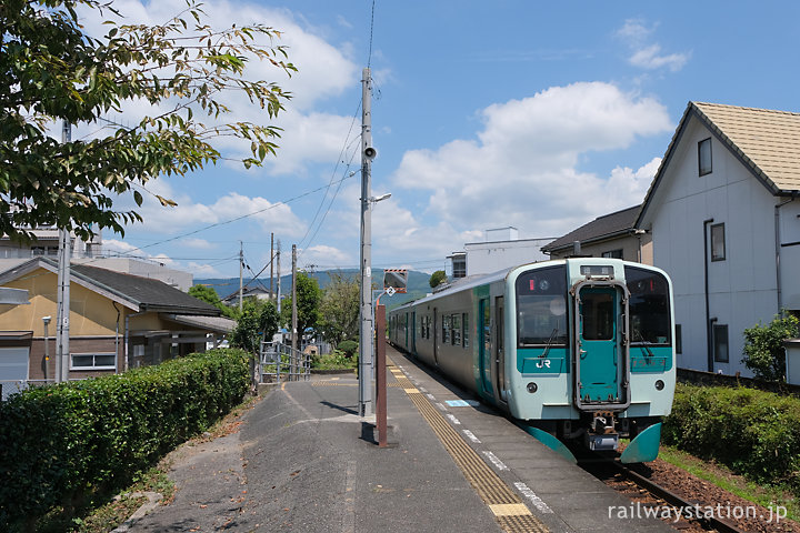 徳島県阿南市、牟岐線の新野駅に入線したローカル列車