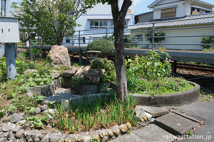 牟岐線・新野駅構内に残る枯れた池のあるミニ庭園跡