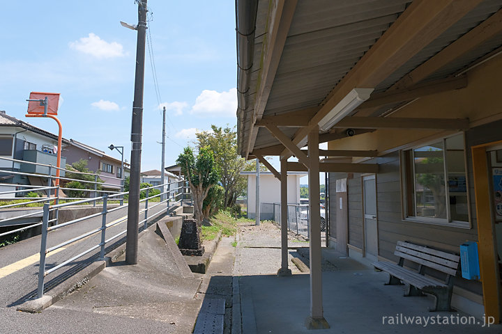 牟岐線・新野駅、現在は一線にプラットホーム一面の構内配線