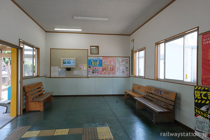 JR四国牟岐線・新野駅待合室と無人駅となり塞がれた窓口跡
