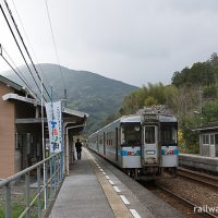 JR四国・土讃線・吾桑駅ホームに停車する1000形気動車