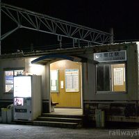 JR四国・予讃線・堀江駅。貨車の廃車体を使いまわした簡易駅舎。