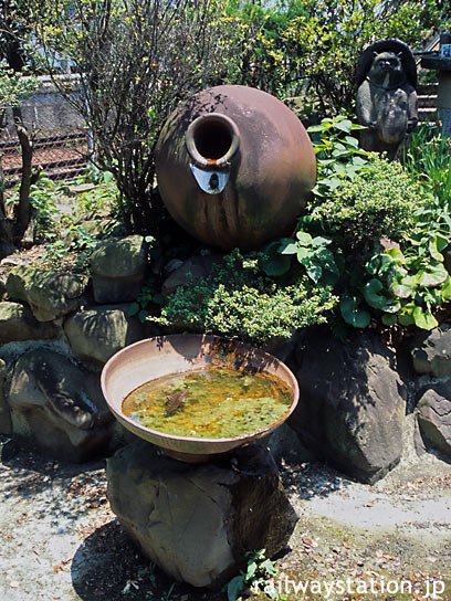 JR池谷駅、鳴門市の伝統工芸品の大谷焼のカメと睡蓮鉢がある枯池