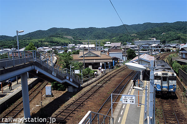 JR四国、高徳線と鳴門線が分岐する池谷駅。間に駅舎がある。