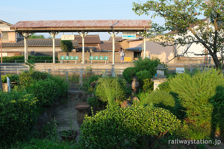 たぬき伝説のある池谷駅の池庭跡、背後は鳴門線ホーム