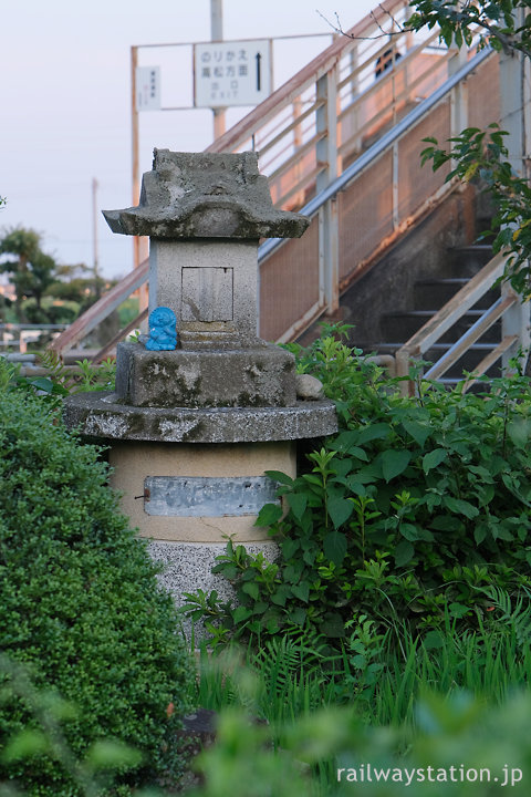 JR四国高徳線・鳴門線の池谷駅、たぬきを祀った祠