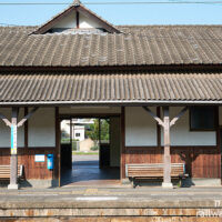 JR四国・予讃線・伊予桜井駅、木造駅舎らしい佇まい溢れる…