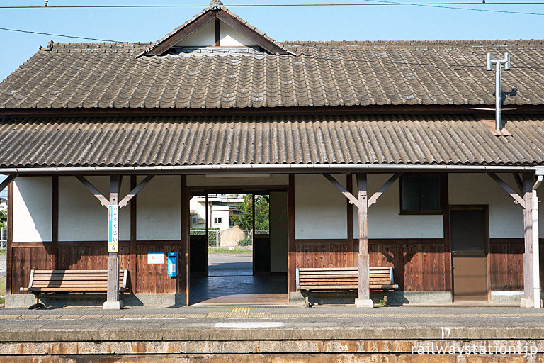 JR四国・予讃線・伊予桜井駅、木造駅舎らしい佇まい溢れる…