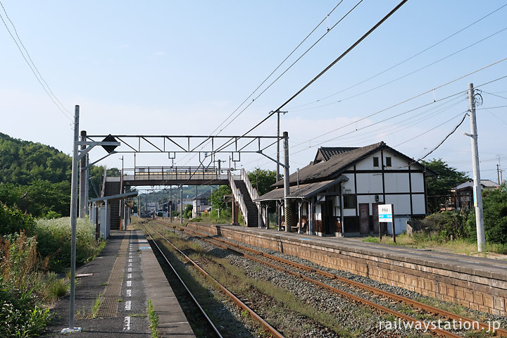 JR四国・予讃線・伊予桜井駅、2面2線のプラットホームと木造駅舎